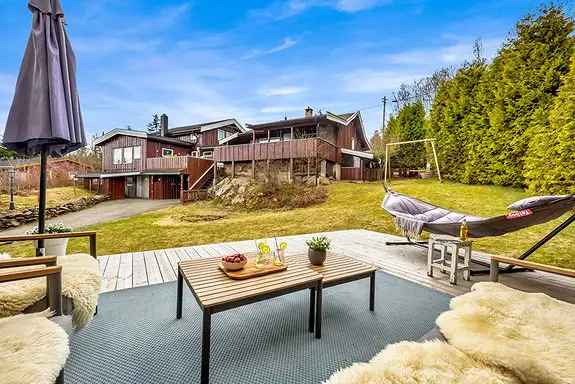 Enebolig med fjordutsikt - to boliger og utleieinntekt
