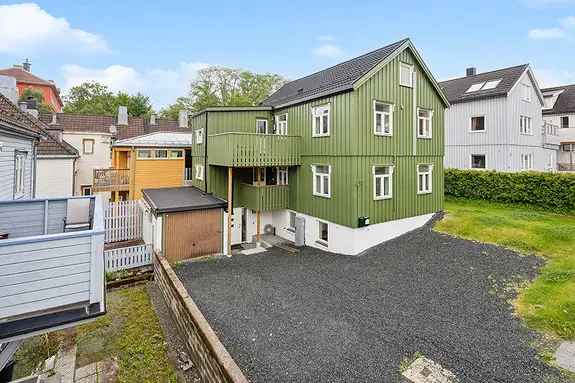Helrenovert tomannsbolig 6 soverom nær sentrum