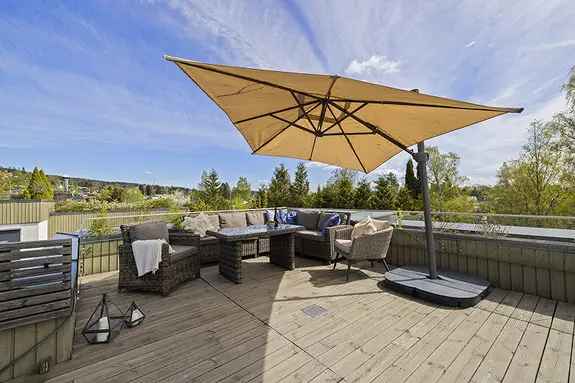 Enderekkehus med solrik takterrasse og hage - 2 garasjeplasser