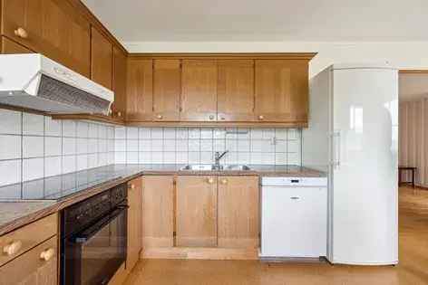 3 rom hus av 216 m² i Tranby