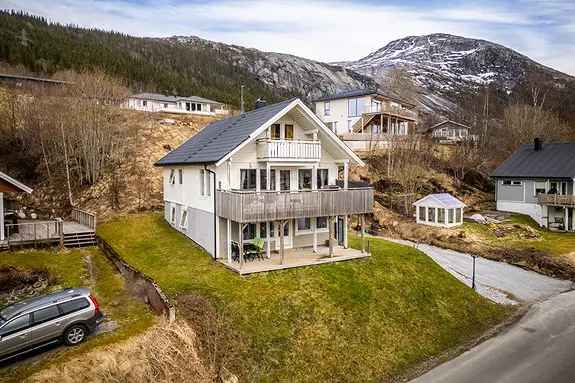 Lys enebolig 3 plan - Flott utsikt og solrike uteplasser