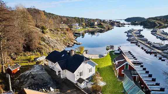 Sjønær eiendom med anneks og båtplasser - Boplikt