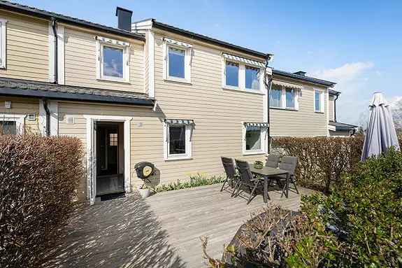 Lys rekkehus over to plan - Balkong Terraser Familievennlig