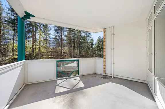 Romslig 3-roms leilighet med oppussingsbehov og veranda