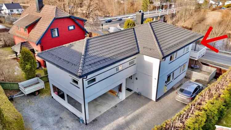 Moderne Selveierleilighet 2008 Carport Veranda