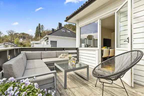 Moderne 3-roms leilighet med veranda og parkering