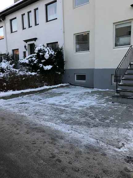 Én sentral parkeringsplass til leie i nærheten av Høyskolen
