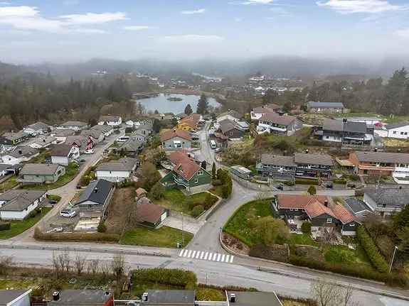Tomannsbolig med hybel og garasje - Barnevennlig