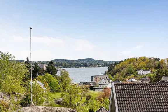Ærverdig enebolig med flotte uteområder utformet av hagedesigner. Utsikt mot fjorden. Dobbel garasje. Blindvei.