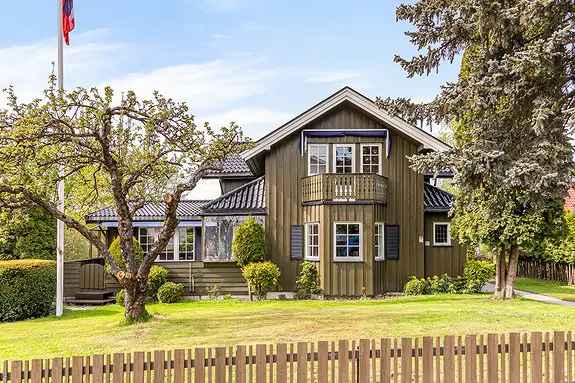 Innholdsrik Villa med Anneks pa Stabekk