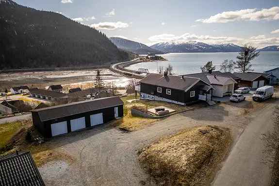 Lys enebolig med fjordutsikt Stor garasje 125kvm