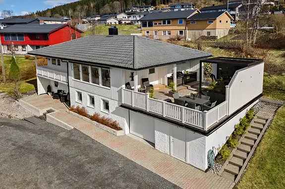 Innholdsrik familiebolig Tuvsletta - Flott utsikt og garasje