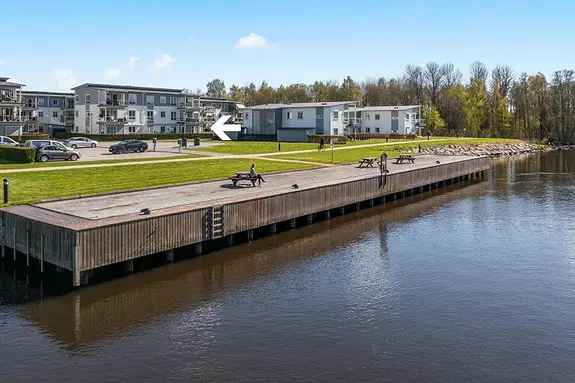 Moderne leilighet med elveutsikt og uteplass