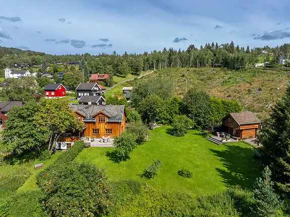 Tømmervilla med flott beliggenhet og usjenert tomt