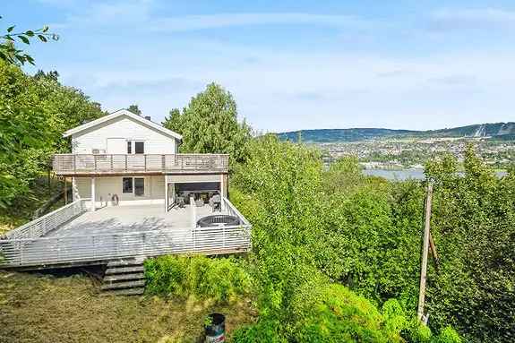 Vingnes - Renovert Tomannsbolig med Utsikt