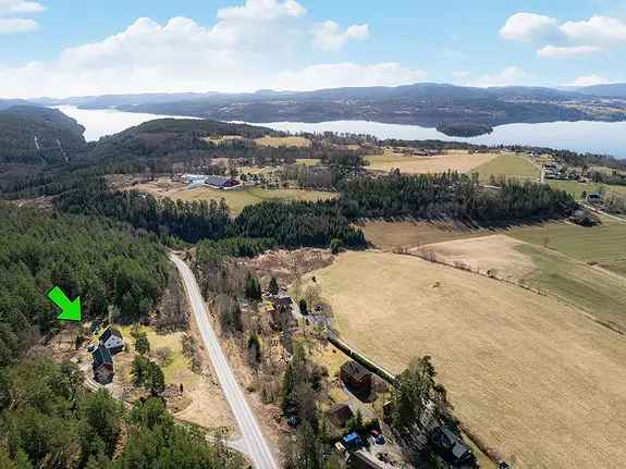 Landlig enebolig med uthus - Norsjø
