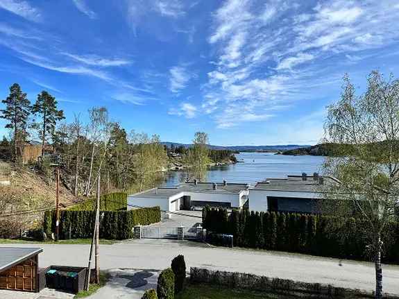 Stilfull Tomannsbolig med Sjøutsikt Asker