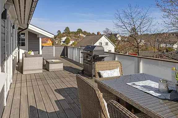 Enebolig nær sjø og natur - Innholdsrik med stor terrasse