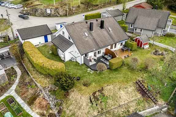 Familievennlig Halvpart Tomannsbolig Garasje Solrik Hage Nar T-bane