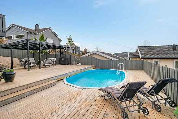 Innholdsrik Familiebolig i Vennesla - Basseng Terrasse Garasje