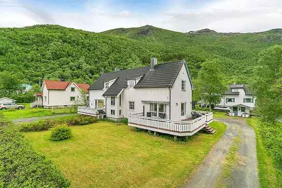 Vertikaldelt tomannsbolig Holmen - Nær skole og sjø