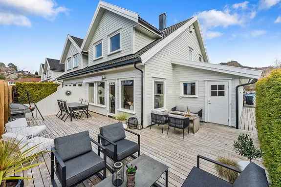 Velholdt Tomannsbolig med Garasje - Barnevennlig