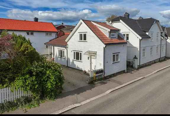 Enebolig nær sentrum - 2 soverom, 2 stuer, dobbel parkering