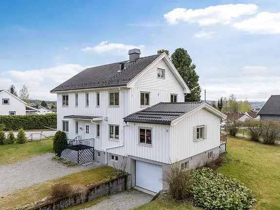 Stor tomannsbolig Hamar - 1777 kvm tomt - Garasje - To boenheter
