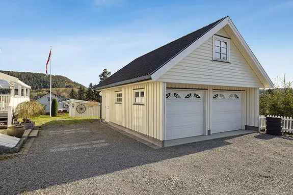 Enebolig til salgs - Landlig Idyll med Dobbeltgarasje