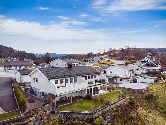 Lys tomannsbolig 3 soverom Vestvendt terrasse Garasje