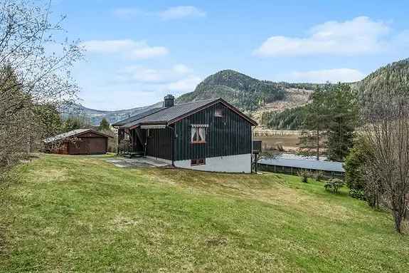 Boligeiendom i usjenerte og landlige omgivelser, ca. 9 km. sør for Bagn. Grenser ned til Begna Elv. Renoveringsbehov.