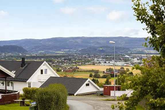 Enebolig Nordlandsvegen - 4 soverom, utleiedel og 2 garasjer