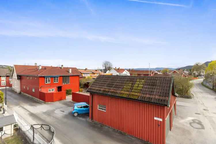 Sjarmerende bolig med hybel og dobbel garasje nær sentrum