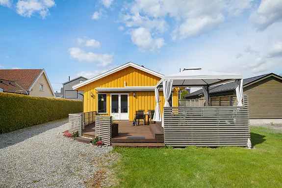 Innholdsrik enebolig over 2 plan med dobbel garasje og solrik tomt | Peis | Varmepumpe | Barnevennlig