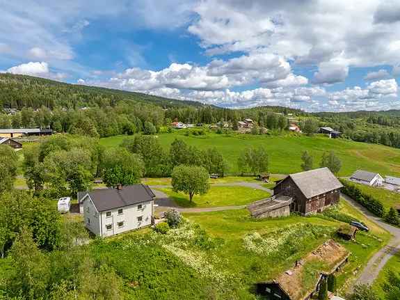 Landbrukseiendom nær Lillehammer - Idyllisk gårdstun med utleiepotensial