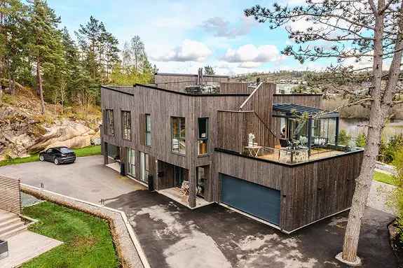 Eksklusiv tomannsbolig halvdel med takterrasse og garasje