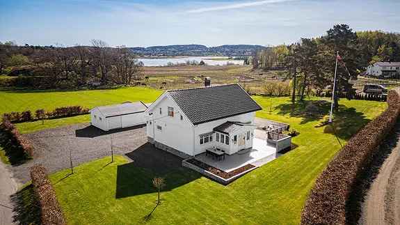 Flott solrik eiendom ved sjøen 8 mål