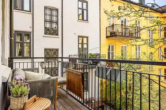 Lys 3-roms leilighet med peis og balkong - Sentral beliggenhet