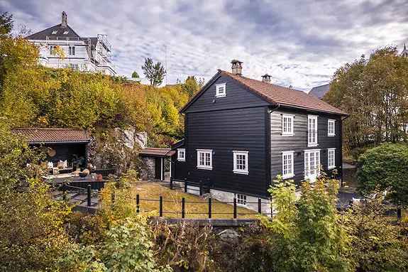 Ærverdig Villa ved Nordåsvannet med Naust og Båtplass