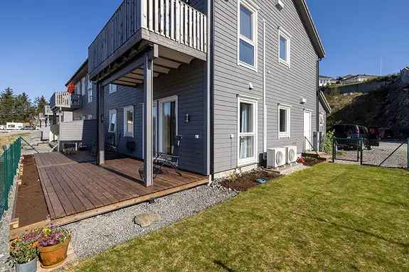 Klokkarvik 3-roms leilighet med hage og terrasse