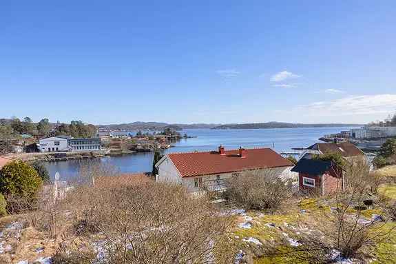 Romslig 2-roms leilighet med sjøutsikt - Nytt kjøkken og bad
