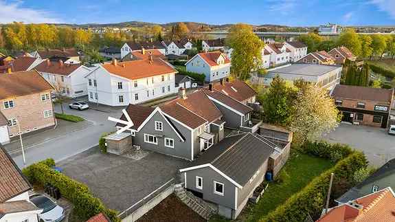 Innholdsrik Enebolig 2 Plan Sentralt og Rolig