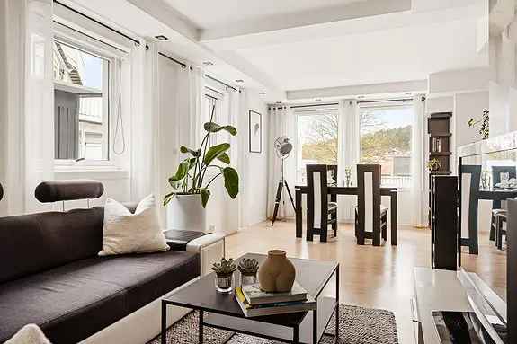 Lys Leilighet med 56m2 Terrasse - Nær Skoler og Kollektivtransport
