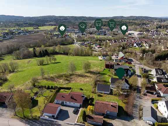 Stor enebolig med solceller og vannbåren varme