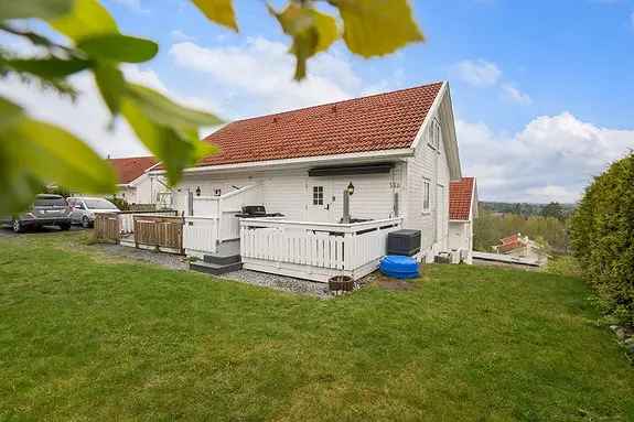 Innbydende selveierleilighet over to plan med barnevennlig beliggenhet| Carport |Kort vei til skole og Auli senter