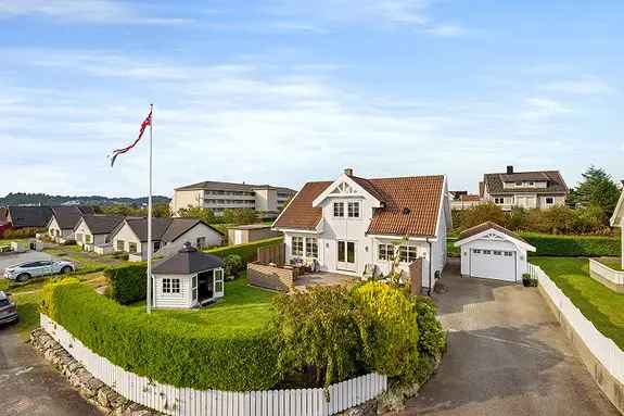 Romslig enebolig med moderne oppgraderinger, store rom og flotte uteområder i et rolig nabolag
