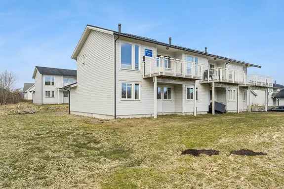 Lys 3-roms Rekkehus i Gravdal - Garasje og Solrike Forhold