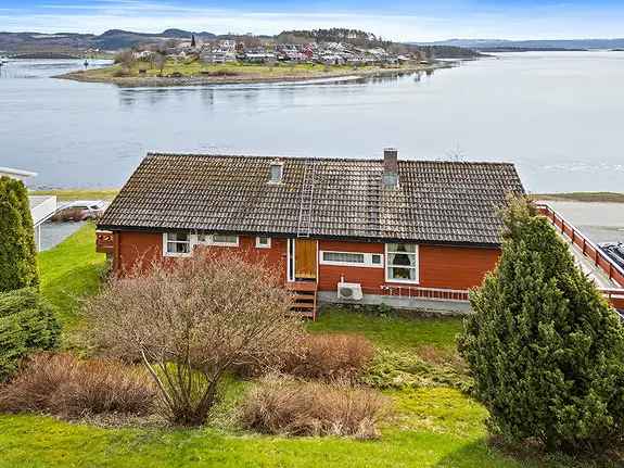 Stor enebolig med fantastisk sjøutsikt! | Innholdsrik med 4 Soverom, to stuer og to bad |