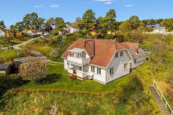 Sandøya: Idyllisk Eiendom med Sjøbod Brygge og Strand