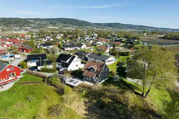 Enebolig Eikenga - Solrik beliggenhet, stor tomt, barnevennlig